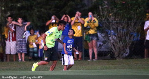 Niño ingresa a entrenamiento de Brasil y Neymar lo invita a tomarse una foto