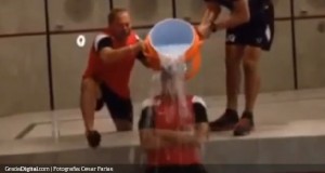 VIDEO | Farías aceptó el reto y así se arrojó el balde de agua fría por el #IceBucketChallenge