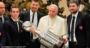 El Papa Francisco recibió la Copa Libertadores