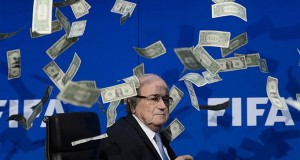 +VIDEO/FOTOS | Le arrojan billetes a Blatter en conferencia de prensa