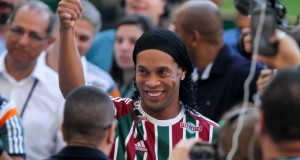 Ronaldinho fue presentado oficialmente como nuevo jugador del Fluminense
